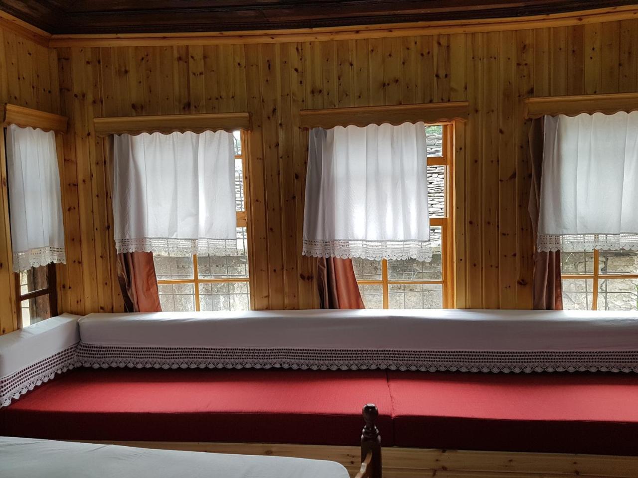Eva Guesthouse จีโรคาสเตอร์ ภายนอก รูปภาพ
